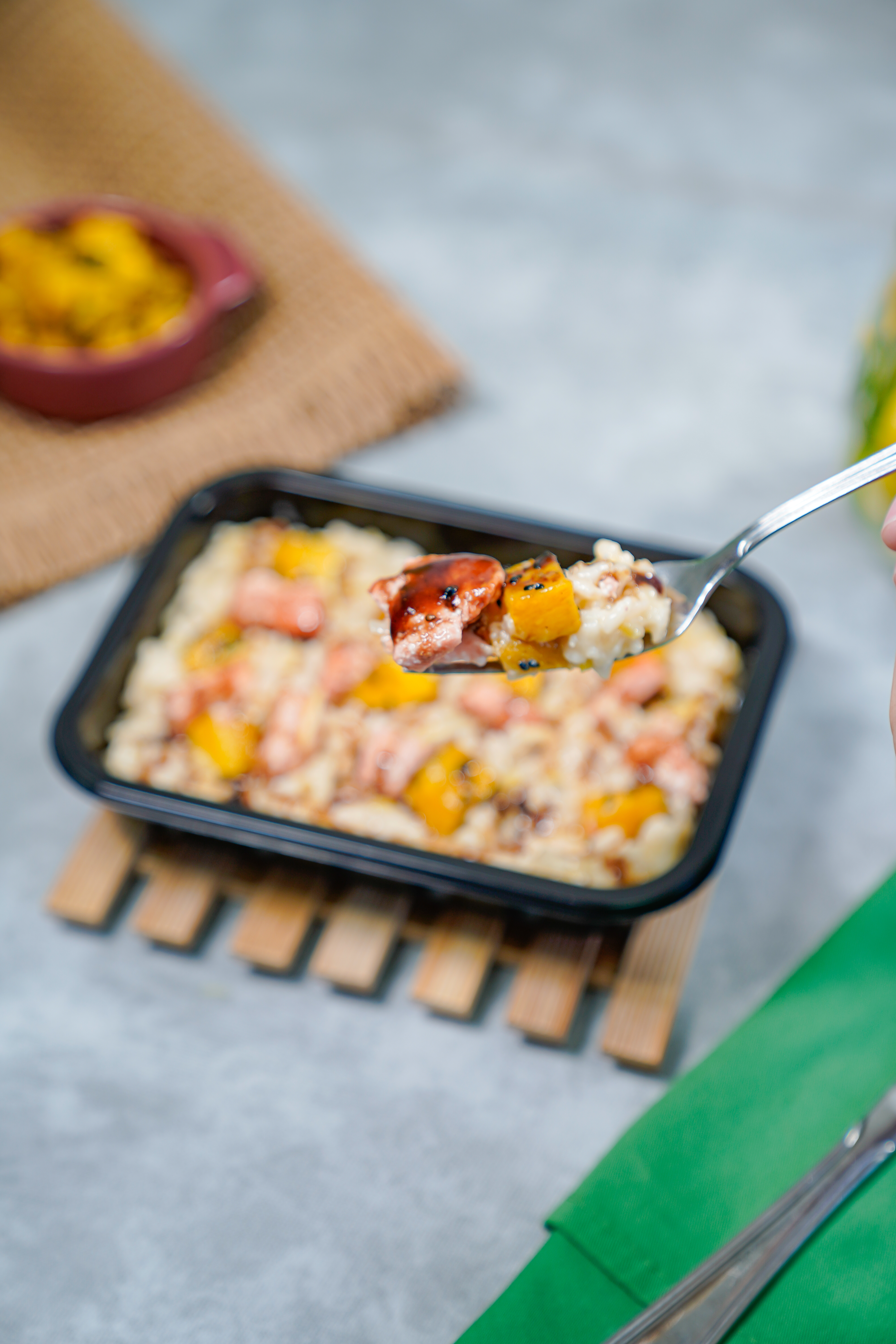 Risoto de Salmão ao alho poró com cubos de manga - Personal Chefs